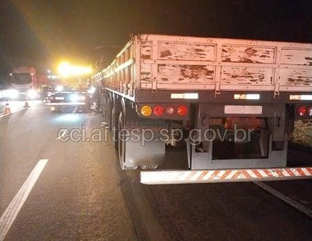 Foto 2 de 2 — Grave: motorista morre em colisão traseira entre carretas em Américo Brasiliense
